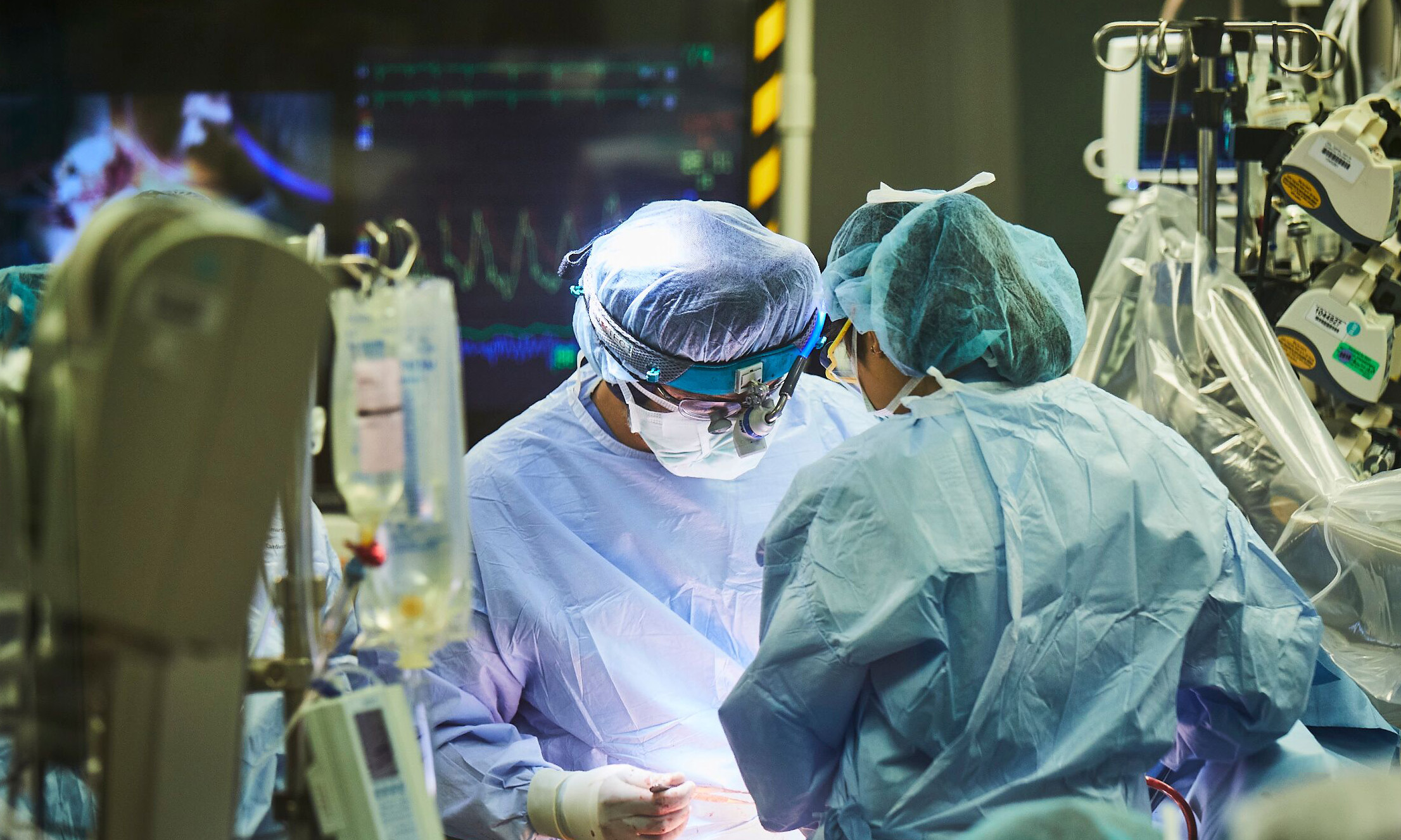 Dr Jasser performs surgery Dr Jasser performs surgery